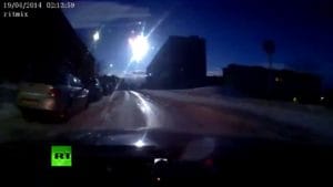 Un enorme meteorito ilumina la noche en Rusia 1
